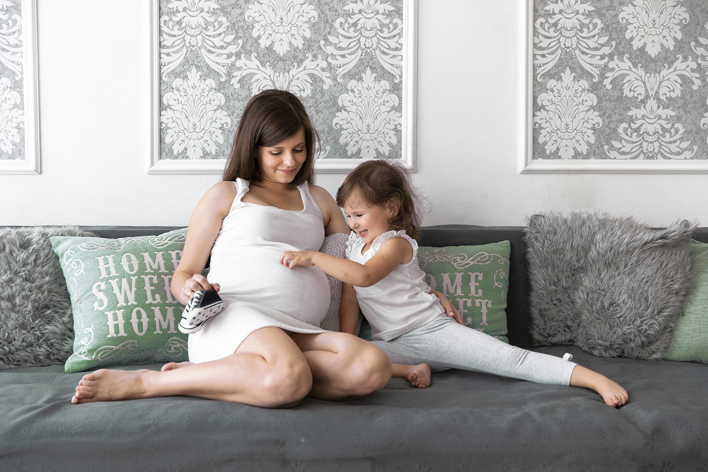 little-girl-touching-her-mother-belly_kl